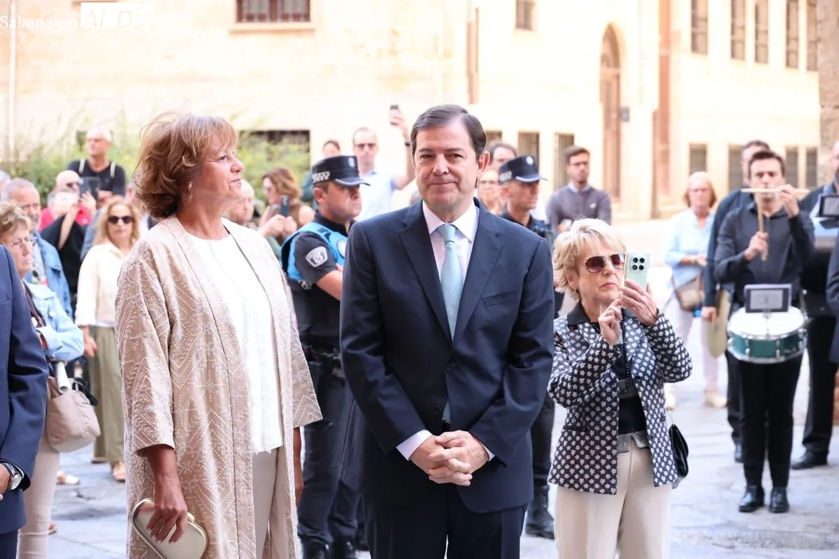 La Corporación Municipal cumplen con la tradición de la Virgen de la Vega | FOTOS: David Sañudo