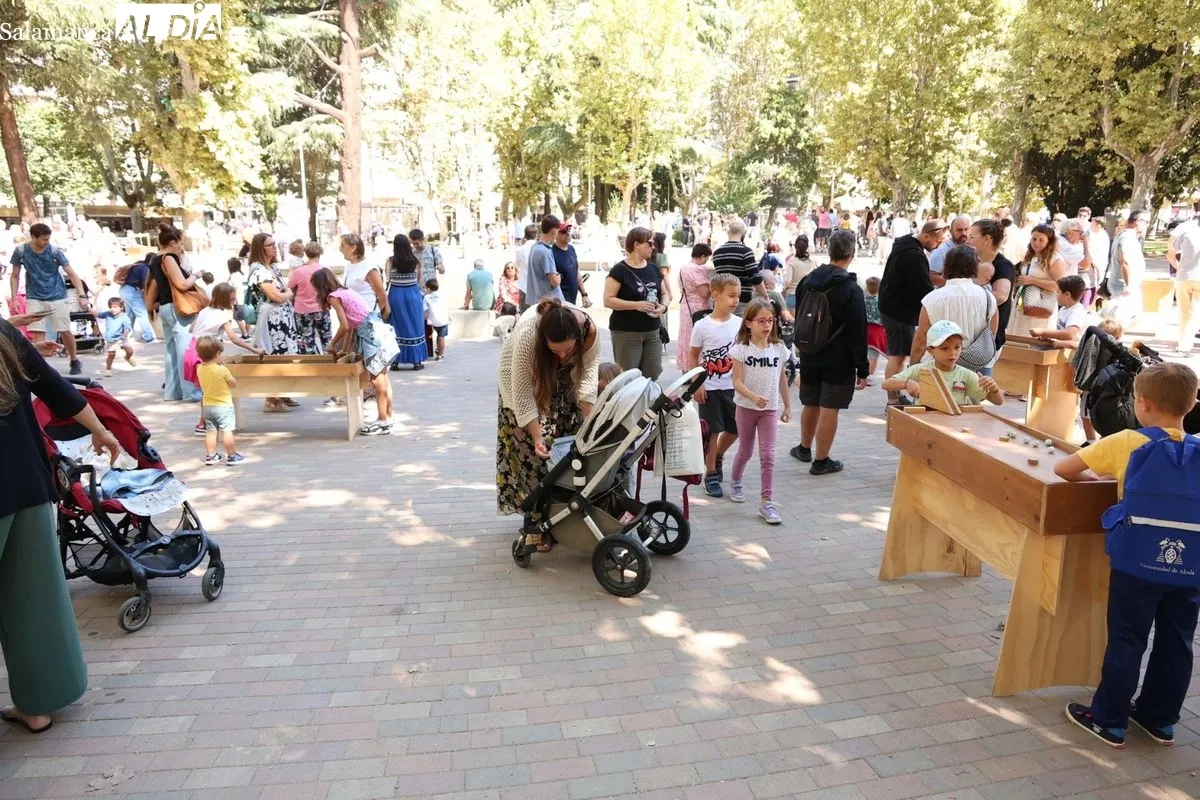 Niños y mayores disfrutan del Festival de Artes de Calle en la Alamedilla | FOTOS: David Sañudo