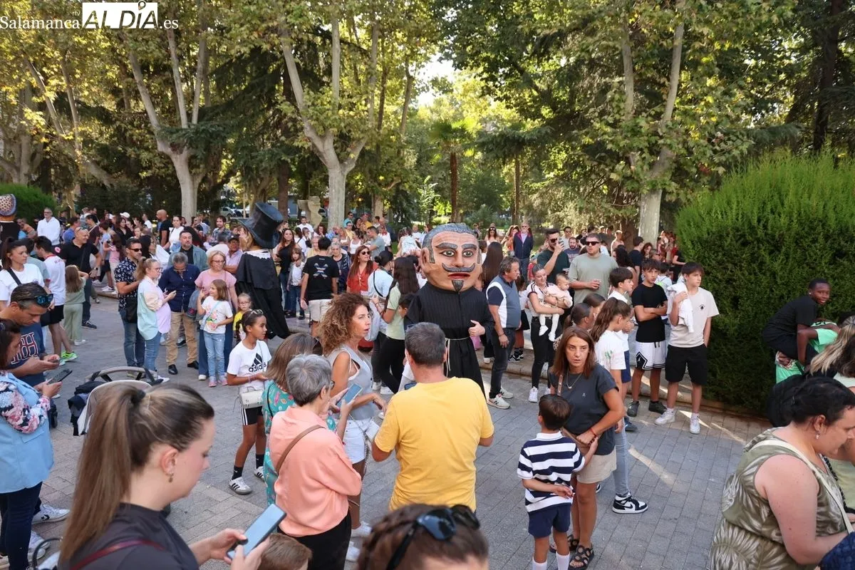 Ilusión y diversión en el tradicional desfile de gigantes y cabezudos de Salamanca | FOTOS: David Sañudo