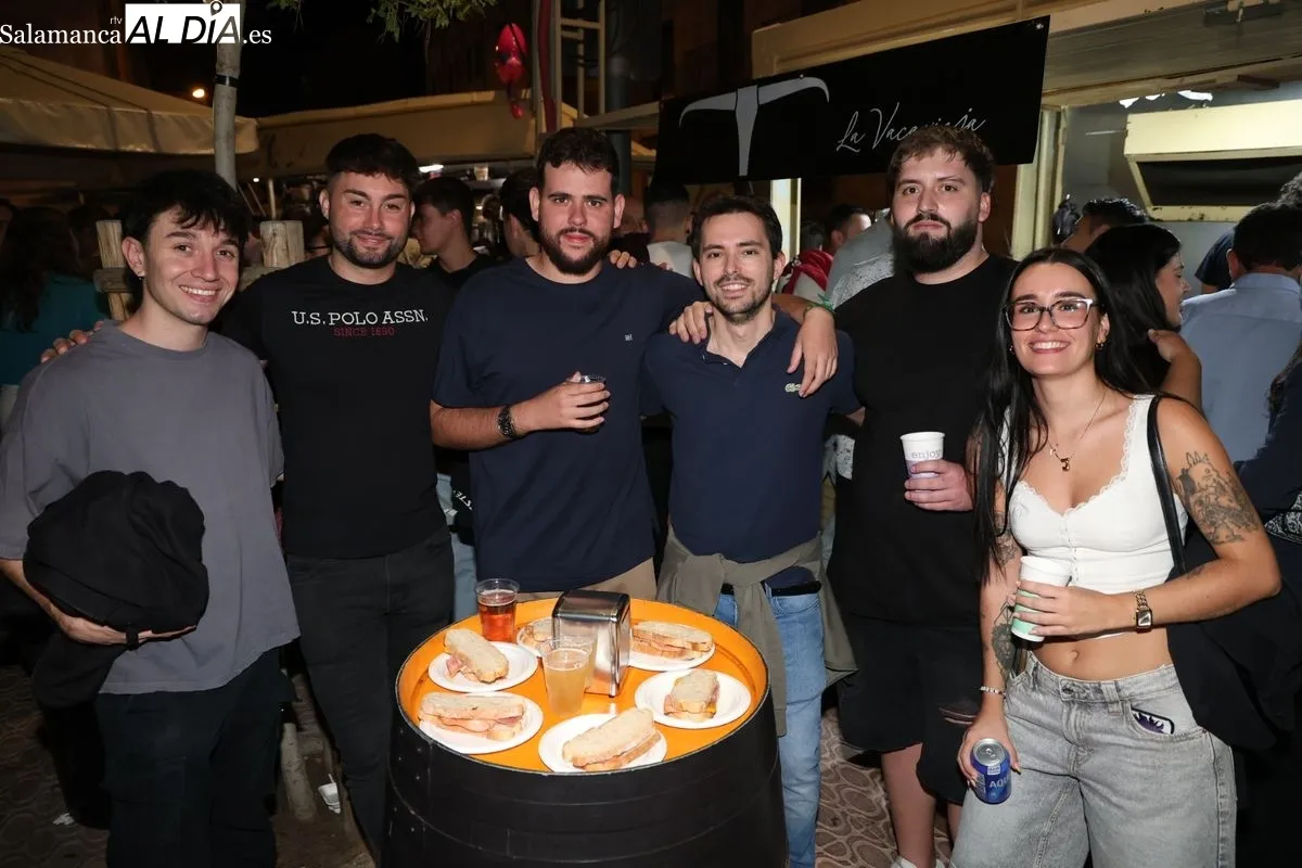 Salmantinos y visitantes abarrotan las casetas de la Plaza de los Bandos | FOTOS: David Sañudo
