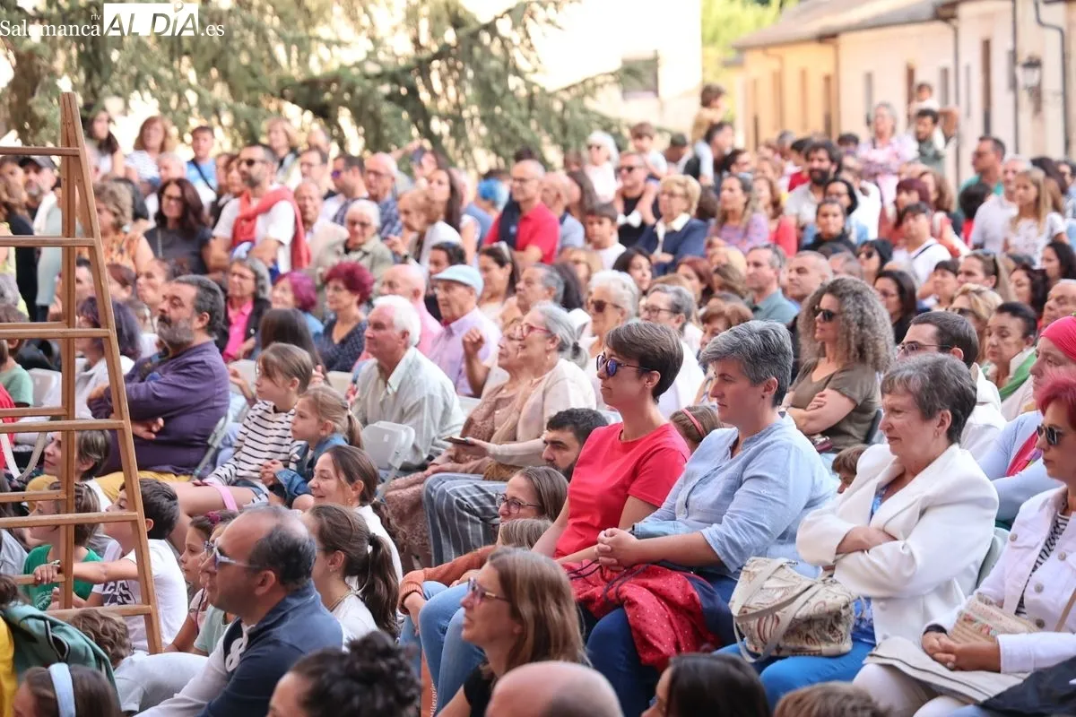 El arte circense de 'Tot Bé' conquista el Patio Chico de Salamanca | FOTOS: David Sañudo