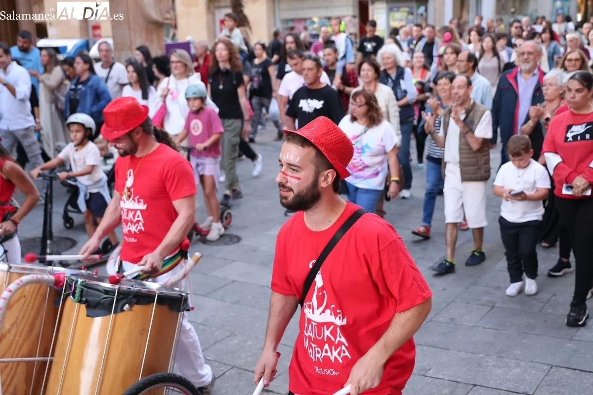Batukamatraka protagoniza un pasacalles por el centro de Salamanca | FOTOS: David Sañudo  