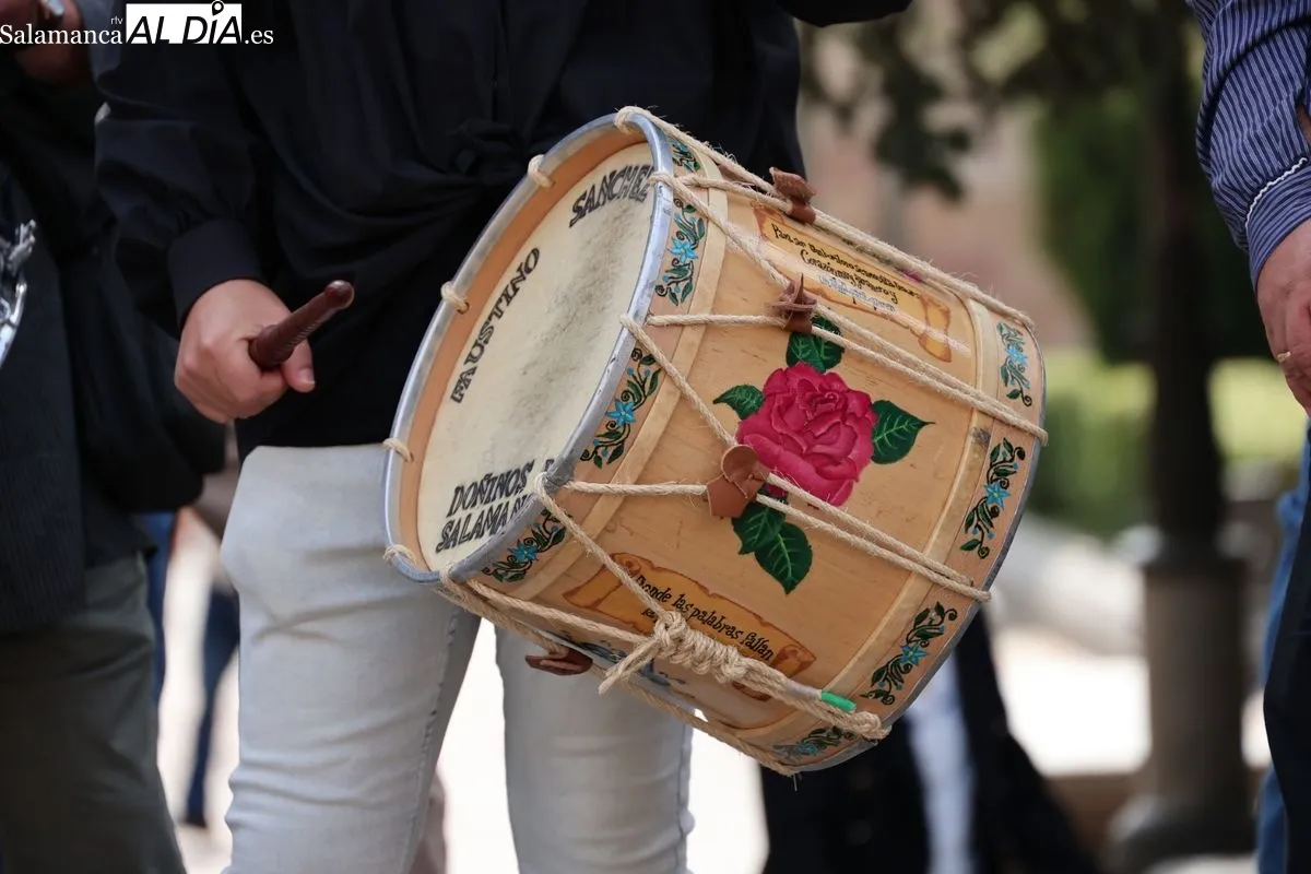 El sonido del tamboril inunda los barrios de Salamanca en la víspera de su gran día | FOTOS: David Sañudo