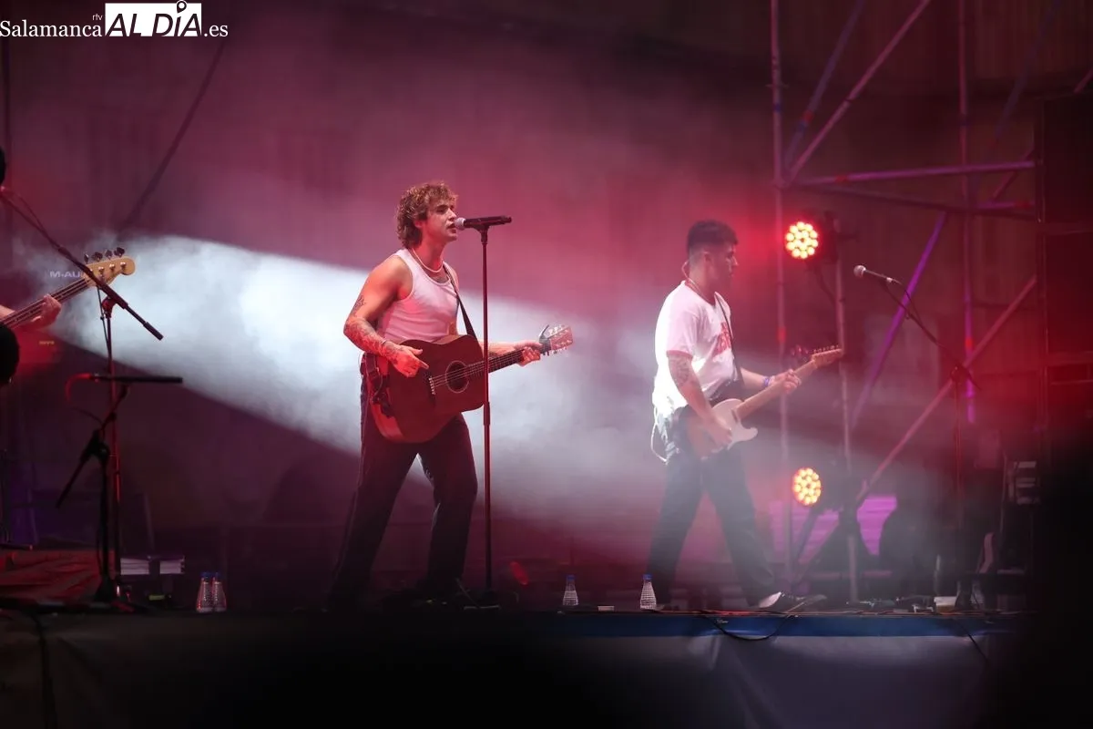 Noan conquista la Plaza Mayor de Salamanca con su pop-rock enérgico | FOTOS: David Sañudo 