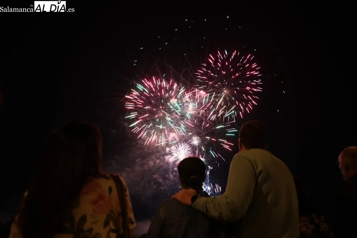 El cielo de Salamanca se ilumina con los espectaculares fuegos artificiales de Caballer FX | FOTOS: David Sañudo 