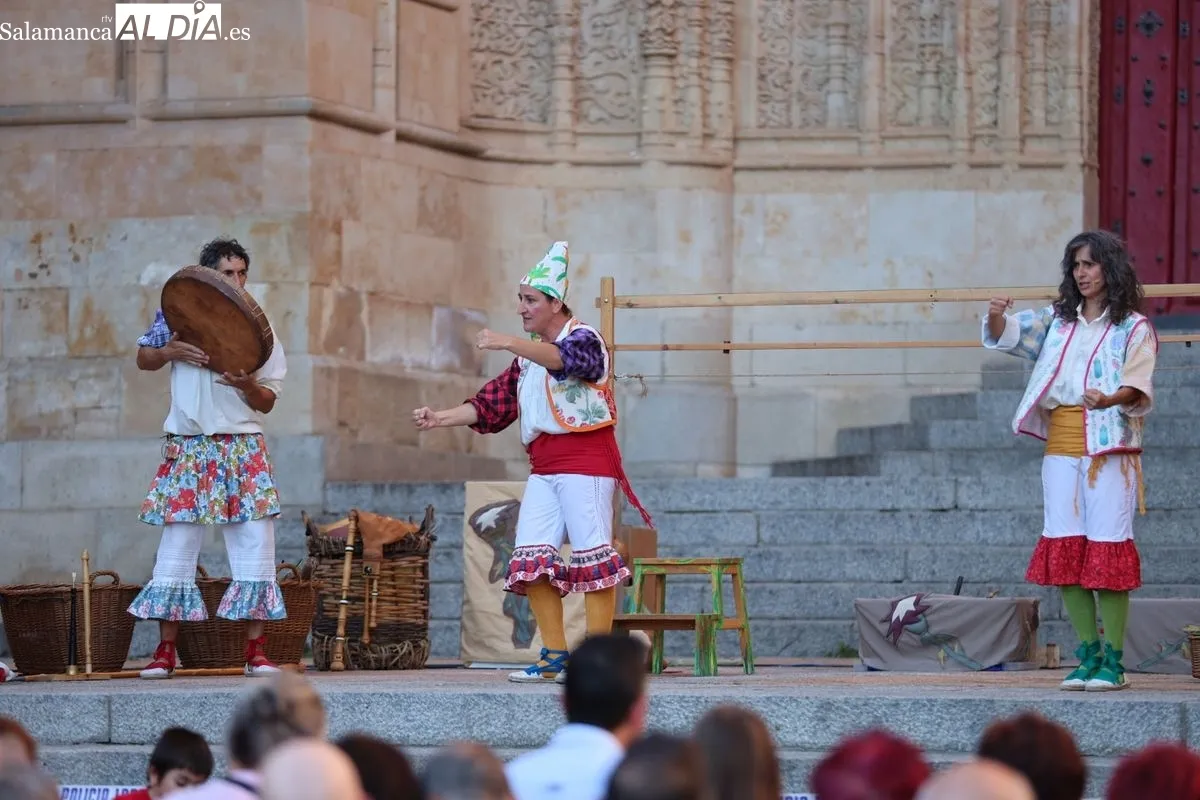 Los Titiriteros de Binéfar llenan de magia el Patio Chico con su espectáculo 'El Abrazo' | FOTOS: David Sañudo 