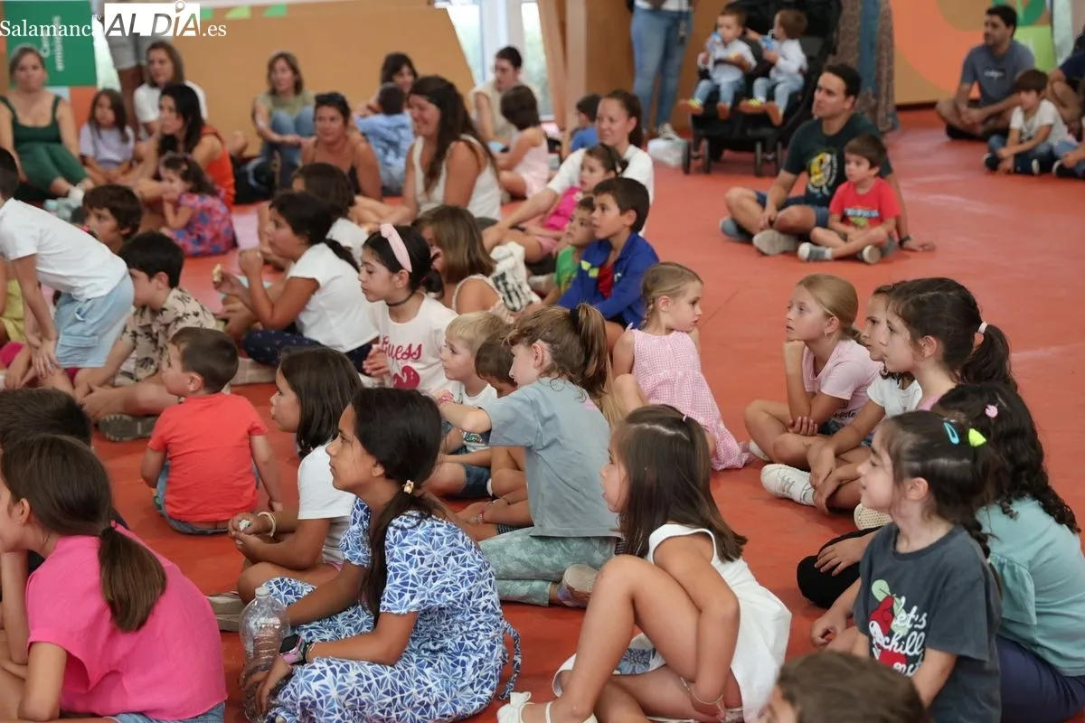 Las asociaciones de vecinos de Salamanca toman el protagonismo en la Feria de las Asociaciones | FOTOS: David Sañudo 