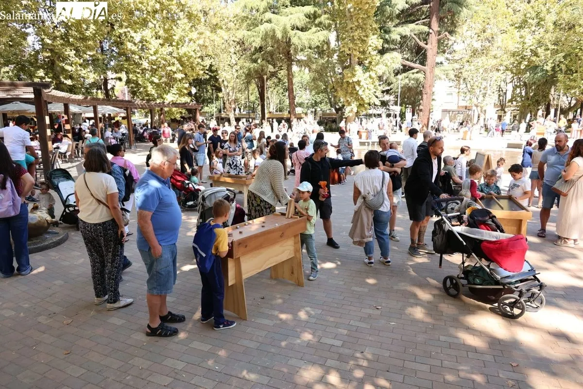 Niños y mayores disfrutan del Festival de Artes de Calle en la Alamedilla | FOTOS: David Sañudo