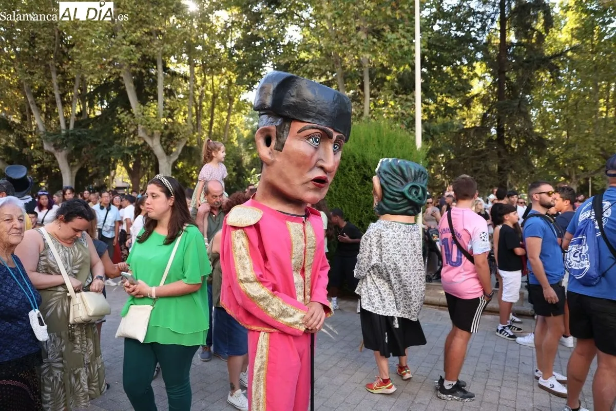 Ilusión y diversión en el tradicional desfile de gigantes y cabezudos de Salamanca | FOTOS: David Sañudo