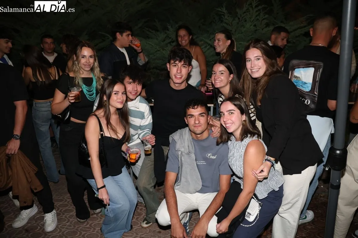 Salmantinos y visitantes abarrotan las casetas de la Plaza de los Bandos | FOTOS: David Sañudo