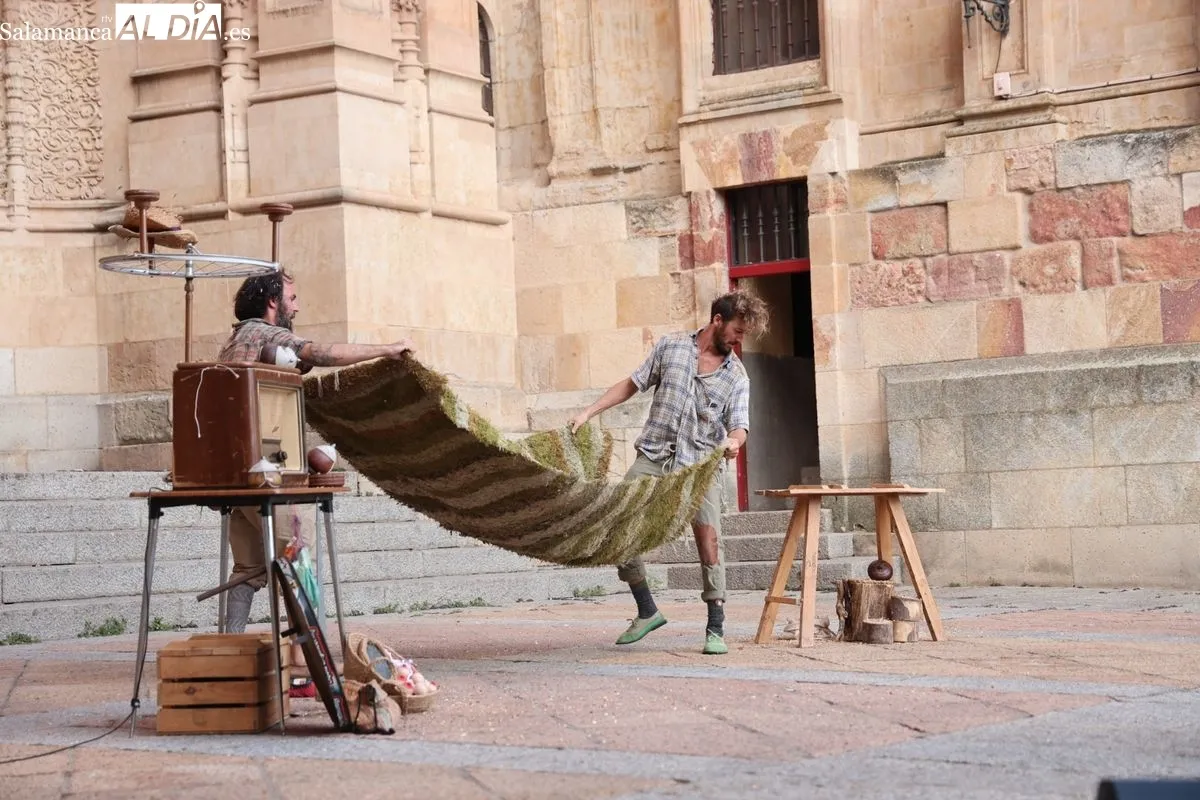 El arte circense de 'Tot Bé' conquista el Patio Chico de Salamanca | FOTOS: David Sañudo