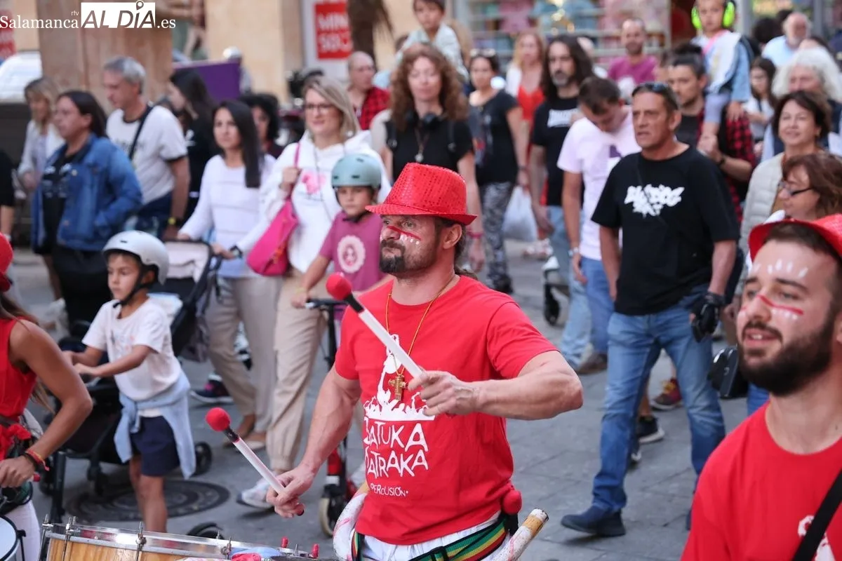 Batukamatraka protagoniza un pasacalles por el centro de Salamanca | FOTOS: David Sañudo  