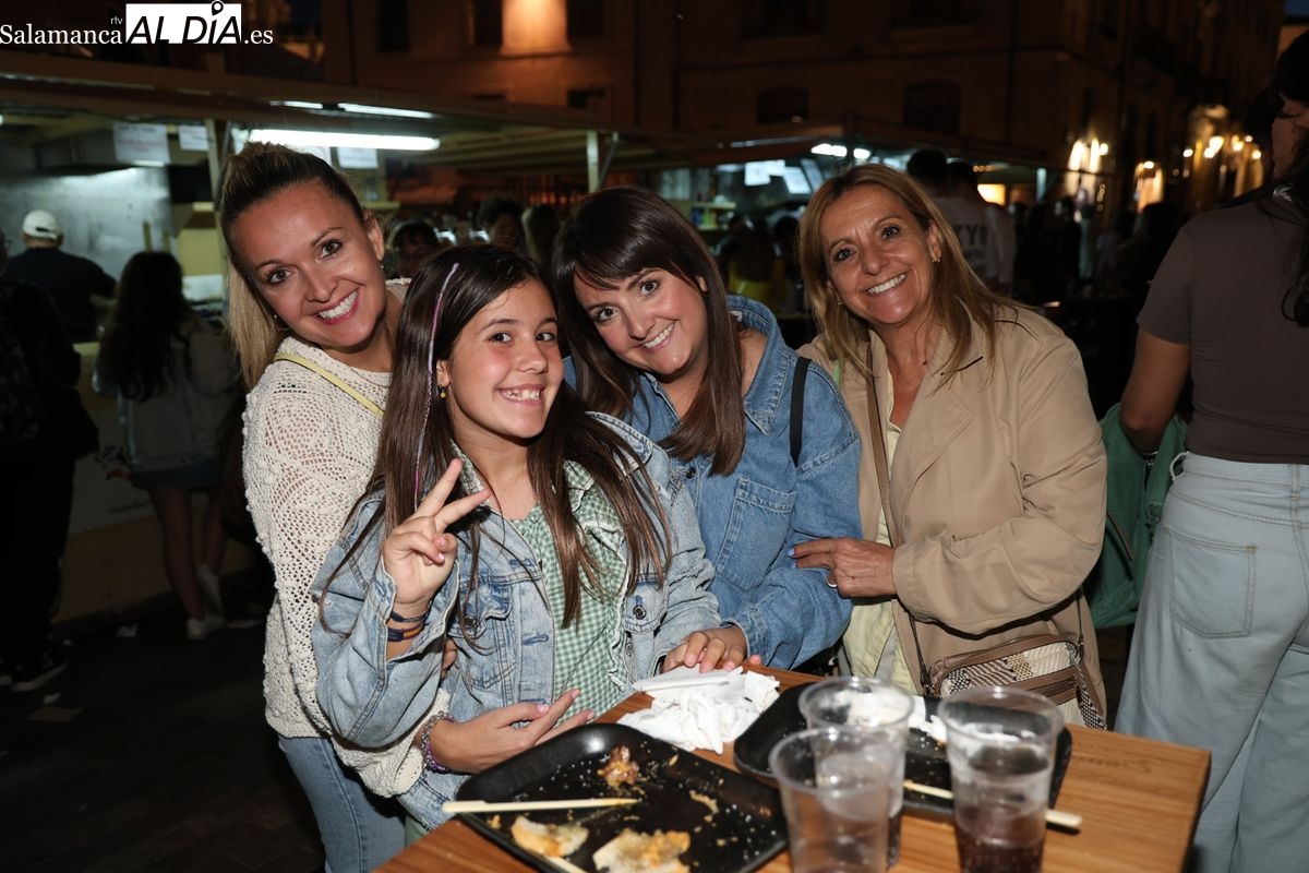 FOTOS | El buen ambiente se consolida en las casetas de La Rúa en el ecuador de la Feria de Día
