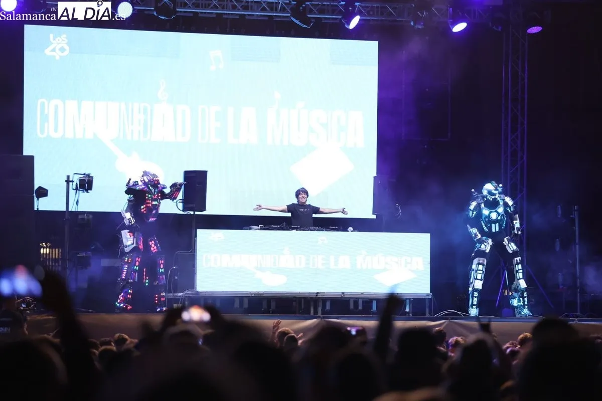 La Plaza Mayor de Salamanca vibra al ritmo de LoS40 Sessions con Dani Moreno 'El Gallo' y San Bernardino | FOTOS: David Sañudo 