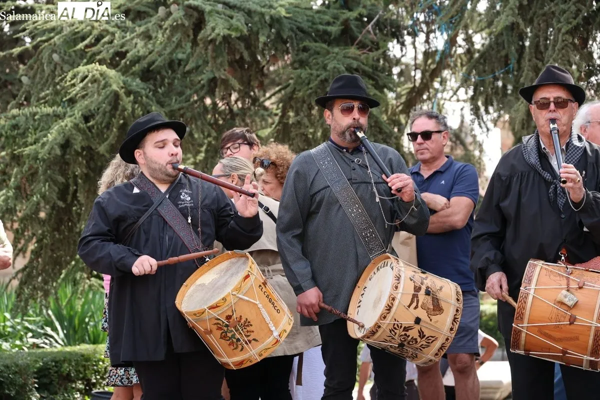 El sonido del tamboril inunda los barrios de Salamanca en la víspera de su gran día | FOTOS: David Sañudo