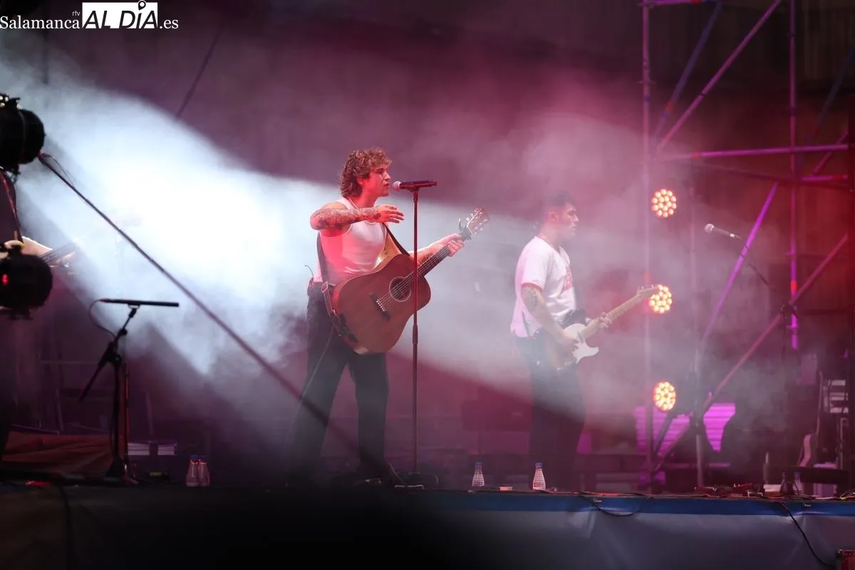 Noan conquista la Plaza Mayor de Salamanca con su pop-rock enérgico | FOTOS: David Sañudo 