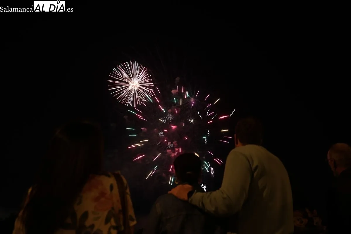 El cielo de Salamanca se ilumina con los espectaculares fuegos artificiales de Caballer FX | FOTOS: David Sañudo 