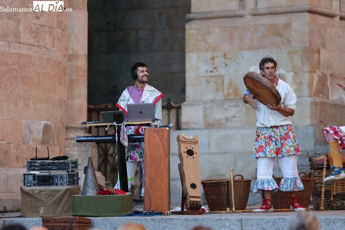 Los Titiriteros de Binéfar llenan de magia el Patio Chico con su espectáculo 'El Abrazo' | FOTOS: David Sañudo 