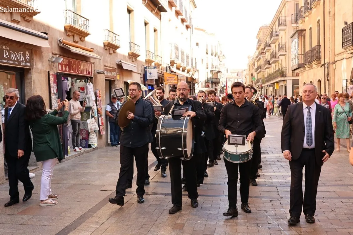 La Corporación Municipal cumplen con la tradición de la Virgen de la Vega | FOTOS: David Sañudo