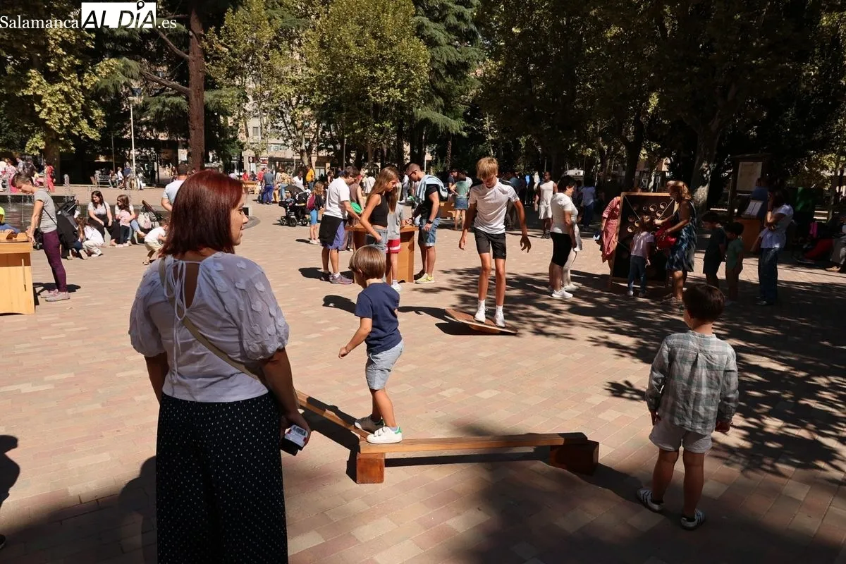 Niños y mayores disfrutan del Festival de Artes de Calle en la Alamedilla | FOTOS: David Sañudo