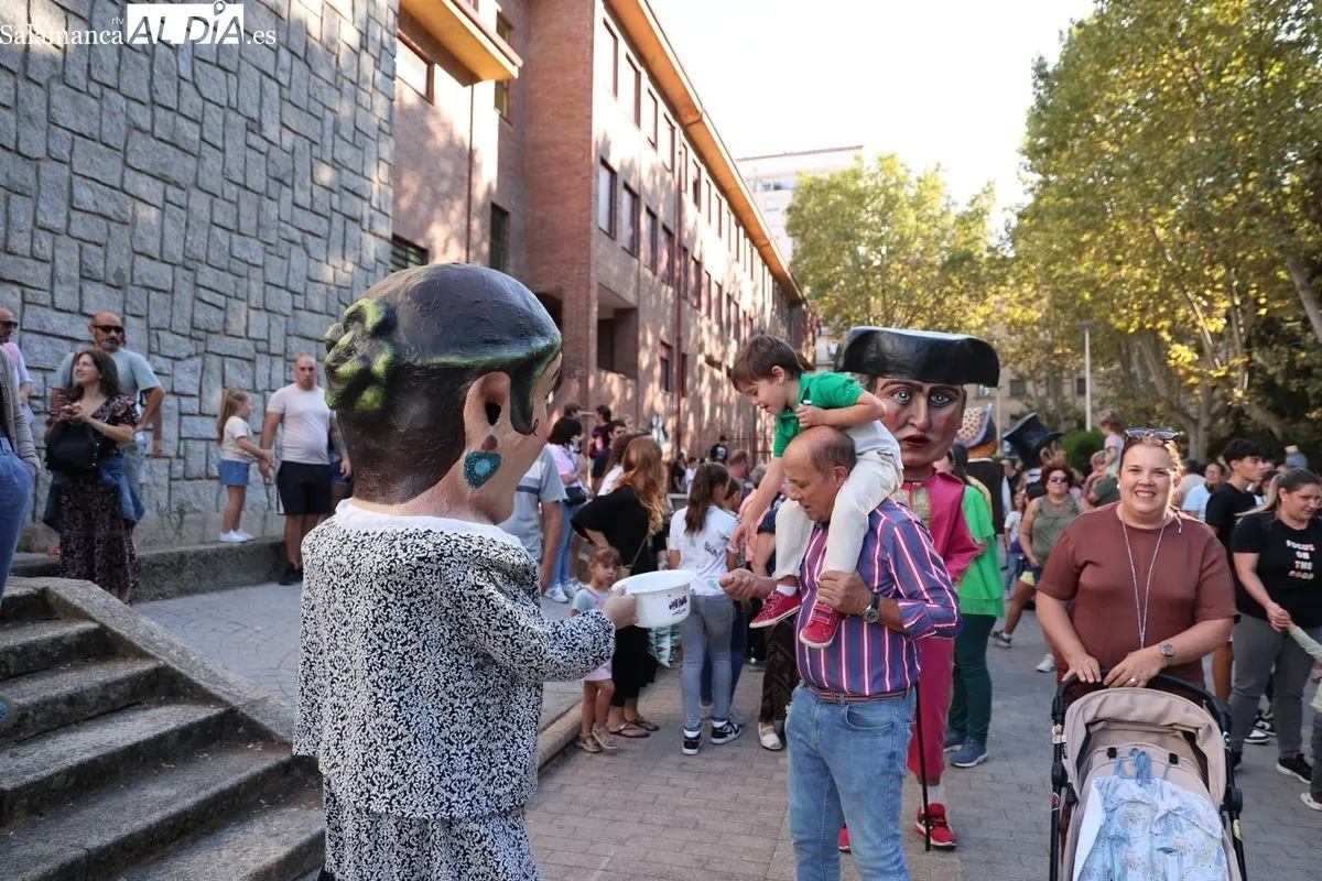 Ilusión y diversión en el tradicional desfile de gigantes y cabezudos de Salamanca | FOTOS: David Sañudo