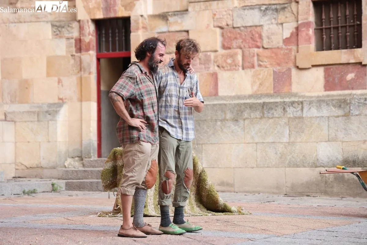 El arte circense de 'Tot Bé' conquista el Patio Chico de Salamanca | FOTOS: David Sañudo