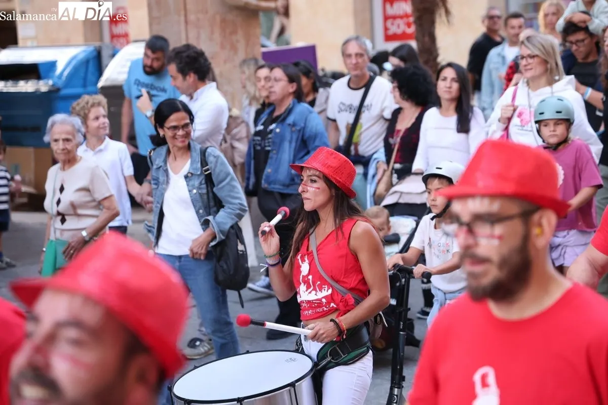 Batukamatraka protagoniza un pasacalles por el centro de Salamanca | FOTOS: David Sañudo  