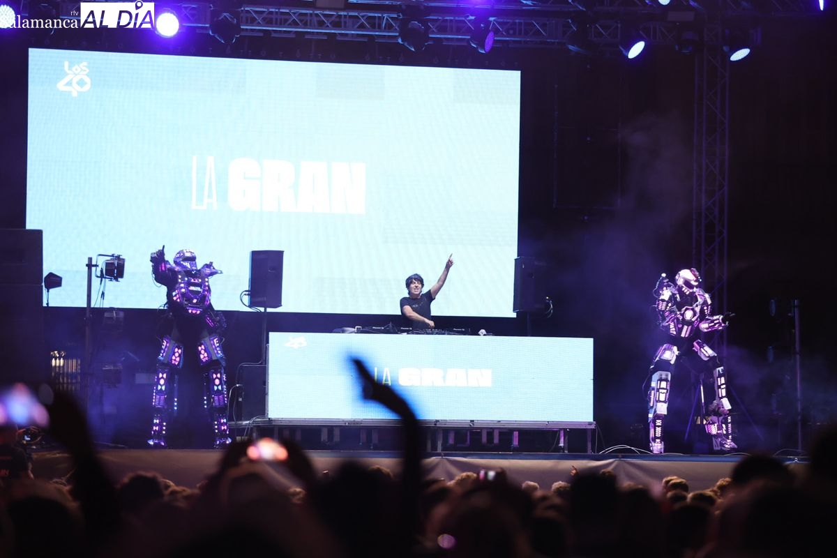 VÍDEO Y FOTOS | Concierto de LoS40 Sessions con Dani Moreno El Gallo y San Bernardino en Salamanca