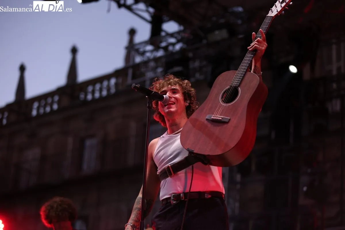 Noan conquista la Plaza Mayor de Salamanca con su pop-rock enérgico | FOTOS: David Sañudo 