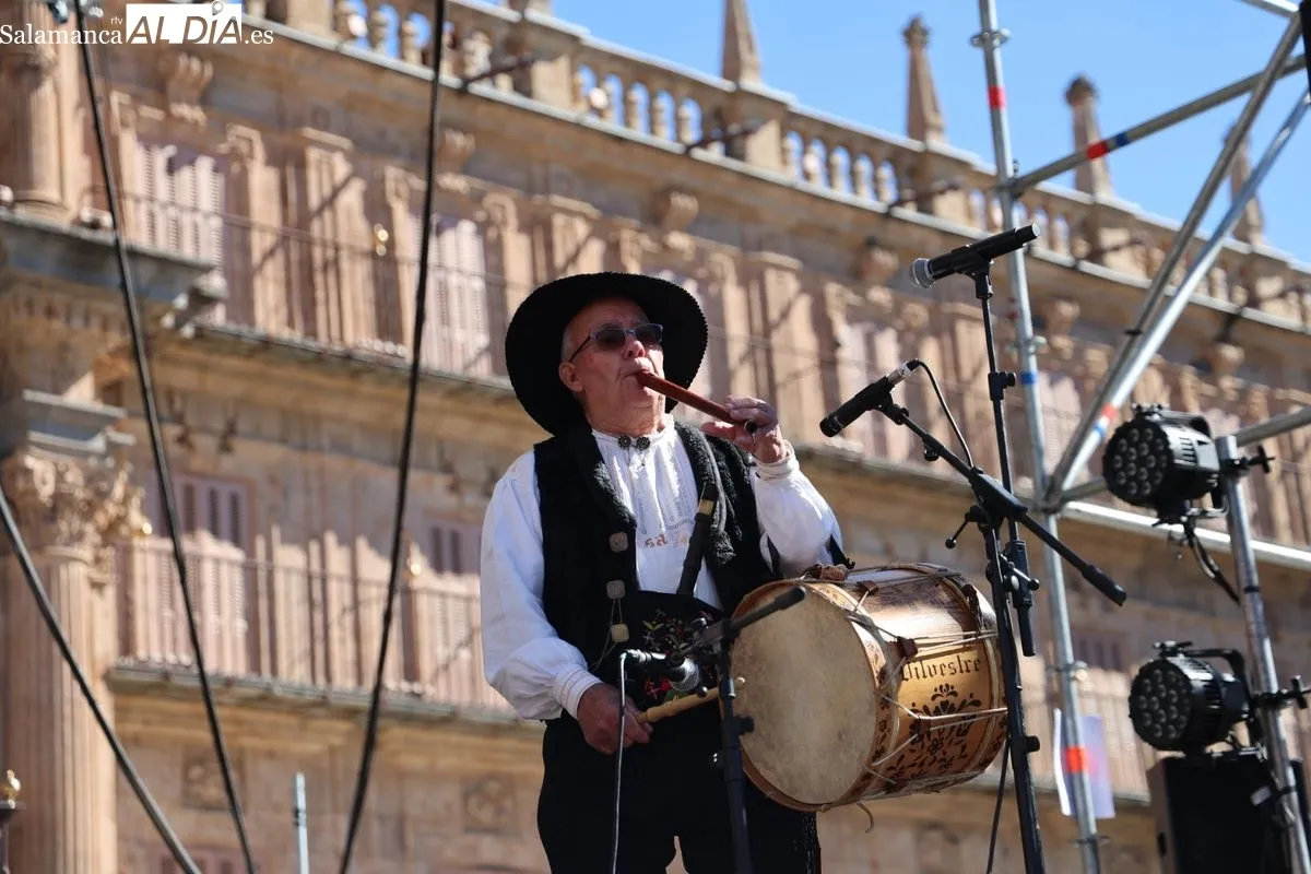 Los tamborileros toman la Plaza Mayor de Salamanca en su XXXVII gran día | FOTOS: David Sañudo 