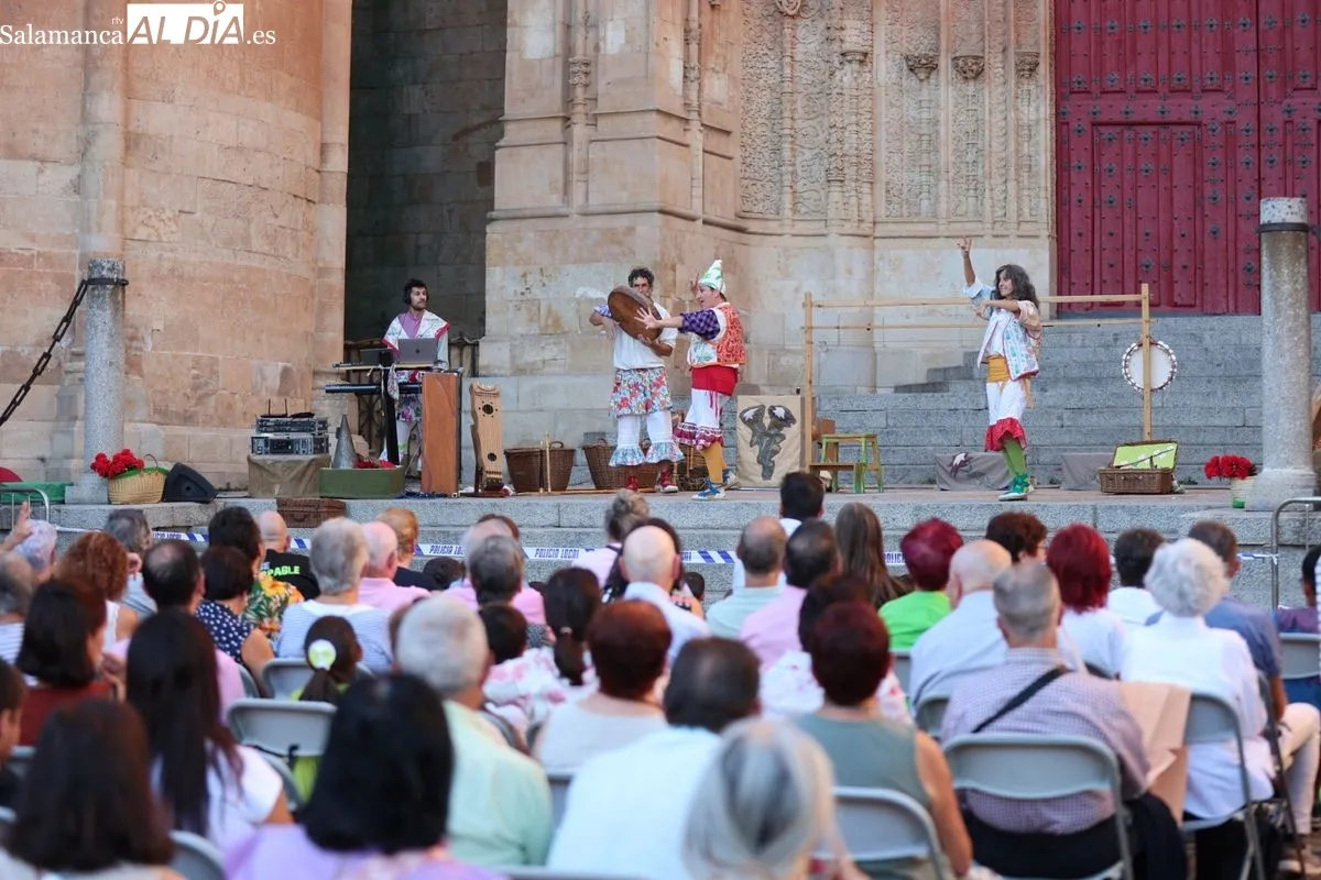 Los Titiriteros de Binéfar llenan de magia el Patio Chico con su espectáculo 'El Abrazo' | FOTOS: David Sañudo 