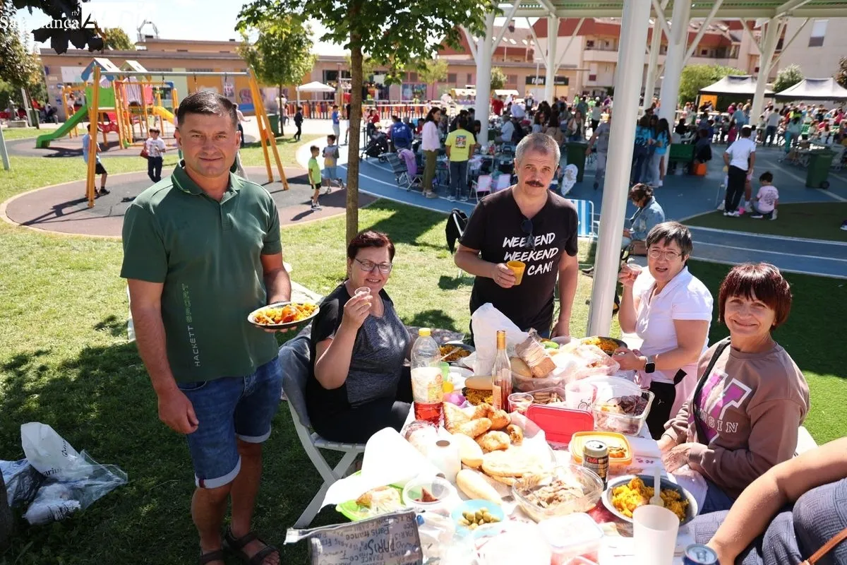 Los vecinos de Huerta Otea disfrutan de una gran paella | FOTOS: David Sañudo 