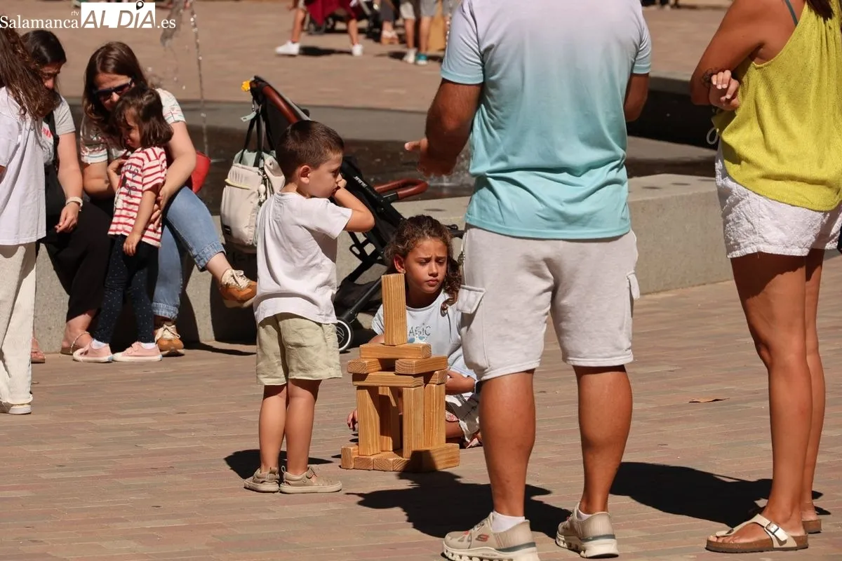 Niños y mayores disfrutan del Festival de Artes de Calle en la Alamedilla | FOTOS: David Sañudo