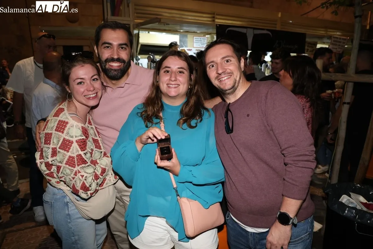 Salmantinos y visitantes abarrotan las casetas de la Plaza de los Bandos | FOTOS: David Sañudo