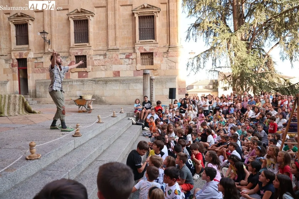 El arte circense de 'Tot Bé' conquista el Patio Chico de Salamanca | FOTOS: David Sañudo