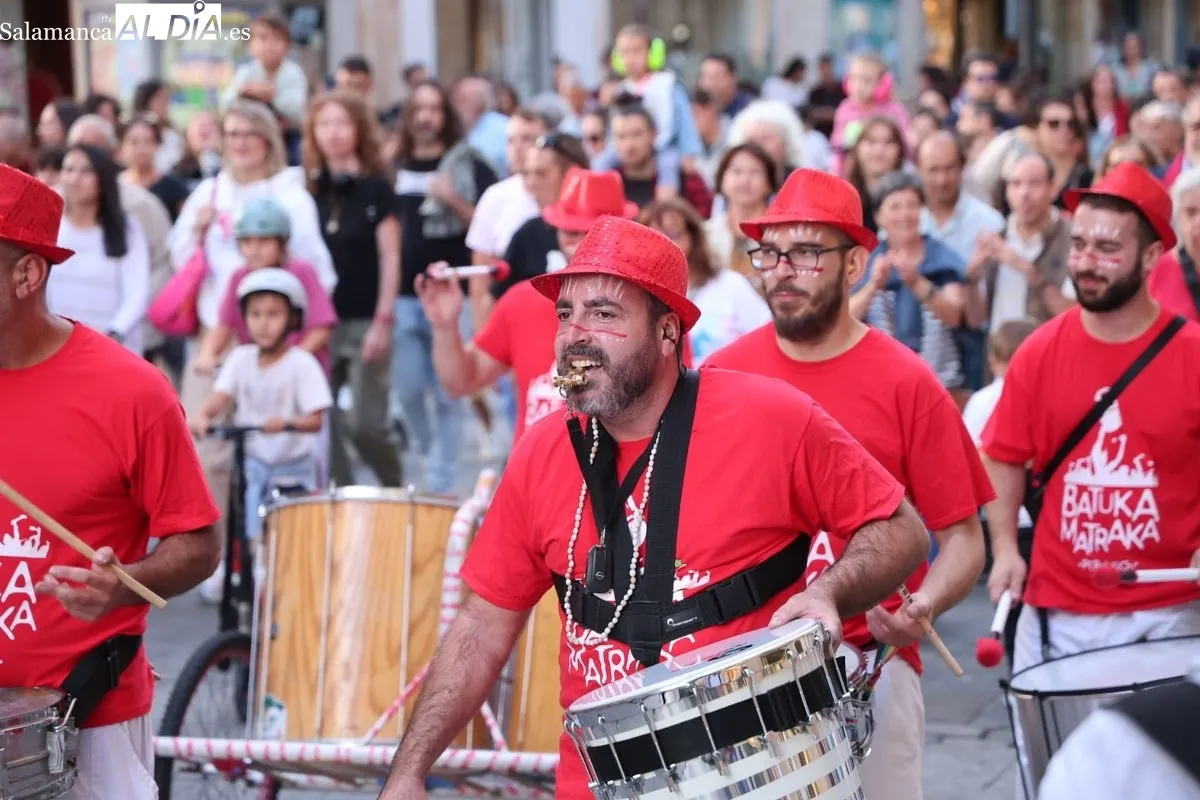 Batukamatraka protagoniza un pasacalles por el centro de Salamanca | FOTOS: David Sañudo  