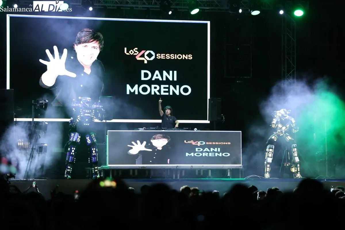 La Plaza Mayor de Salamanca vibra al ritmo de LoS40 Sessions con Dani Moreno 'El Gallo' y San Bernardino | FOTOS: David Sañudo 