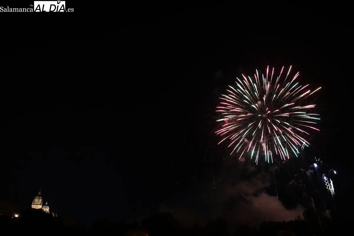 El cielo de Salamanca se ilumina con los espectaculares fuegos artificiales de Caballer FX | FOTOS: David Sañudo 