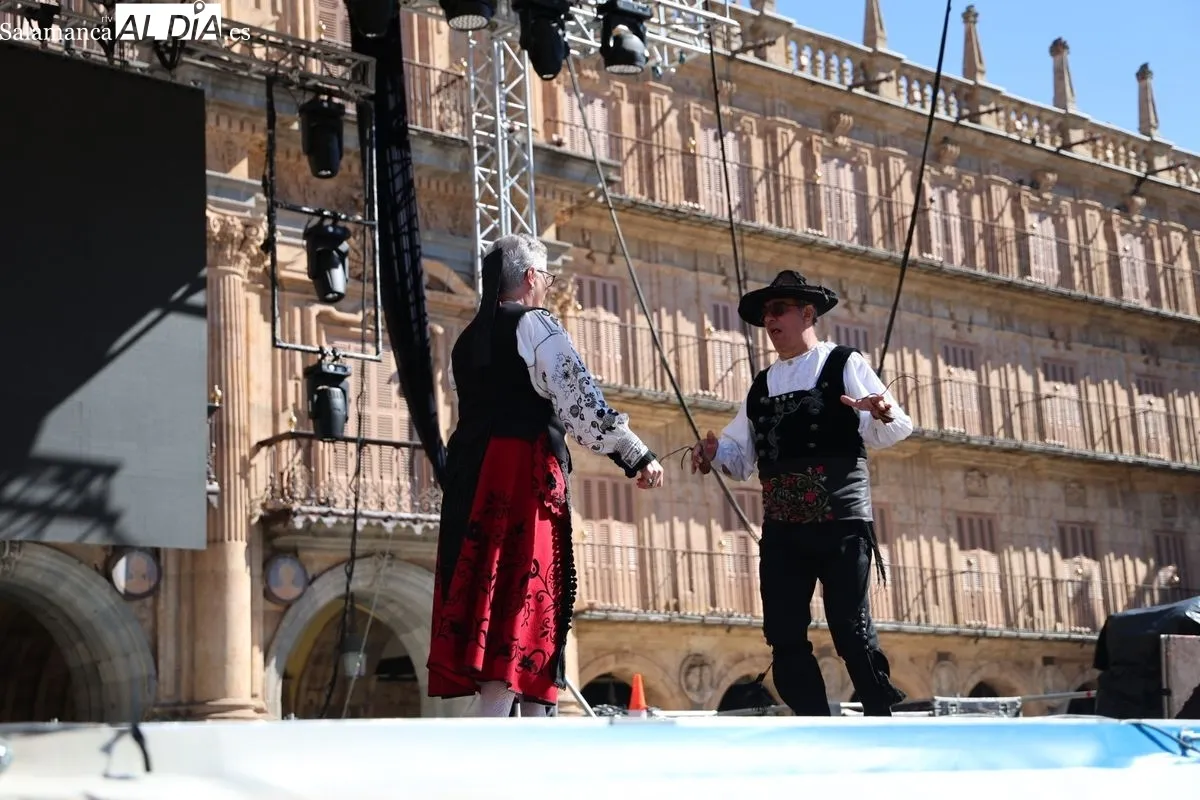 Los tamborileros toman la Plaza Mayor de Salamanca en su XXXVII gran día | FOTOS: David Sañudo 