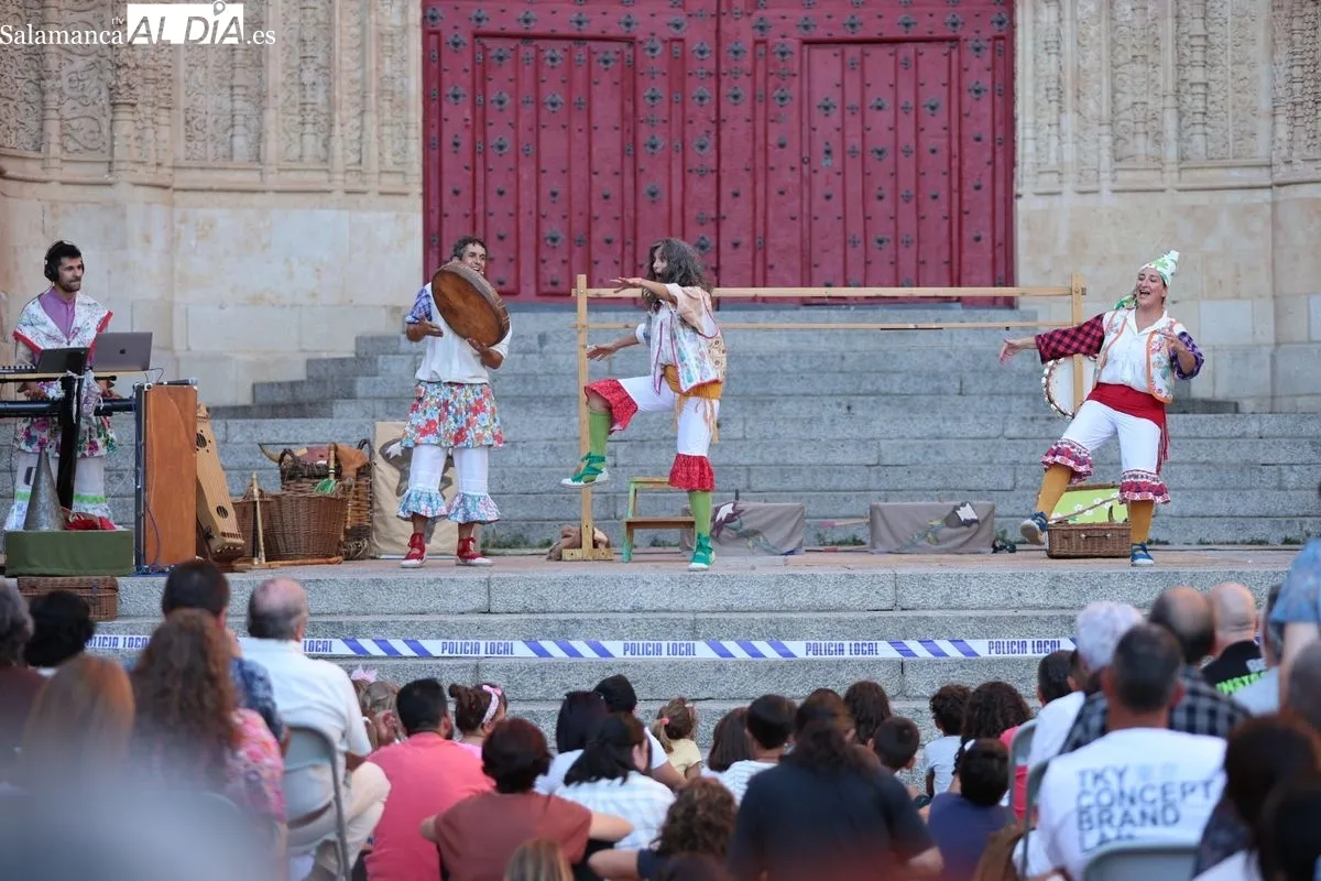Los Titiriteros de Binéfar llenan de magia el Patio Chico con su espectáculo 'El Abrazo' | FOTOS: David Sañudo 