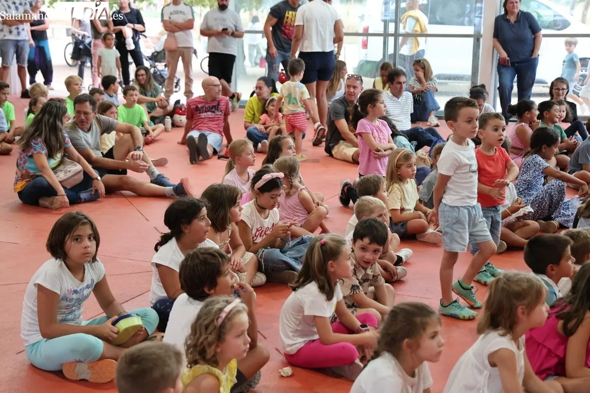 Las asociaciones de vecinos de Salamanca toman el protagonismo en la Feria de las Asociaciones | FOTOS: David Sañudo 