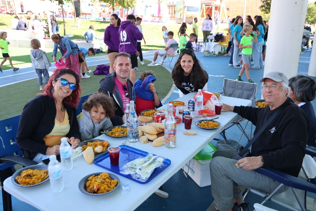 GALERÍA DE FOTOS | Los vecinos de Huerta Otea disfrutan de una gran paella  