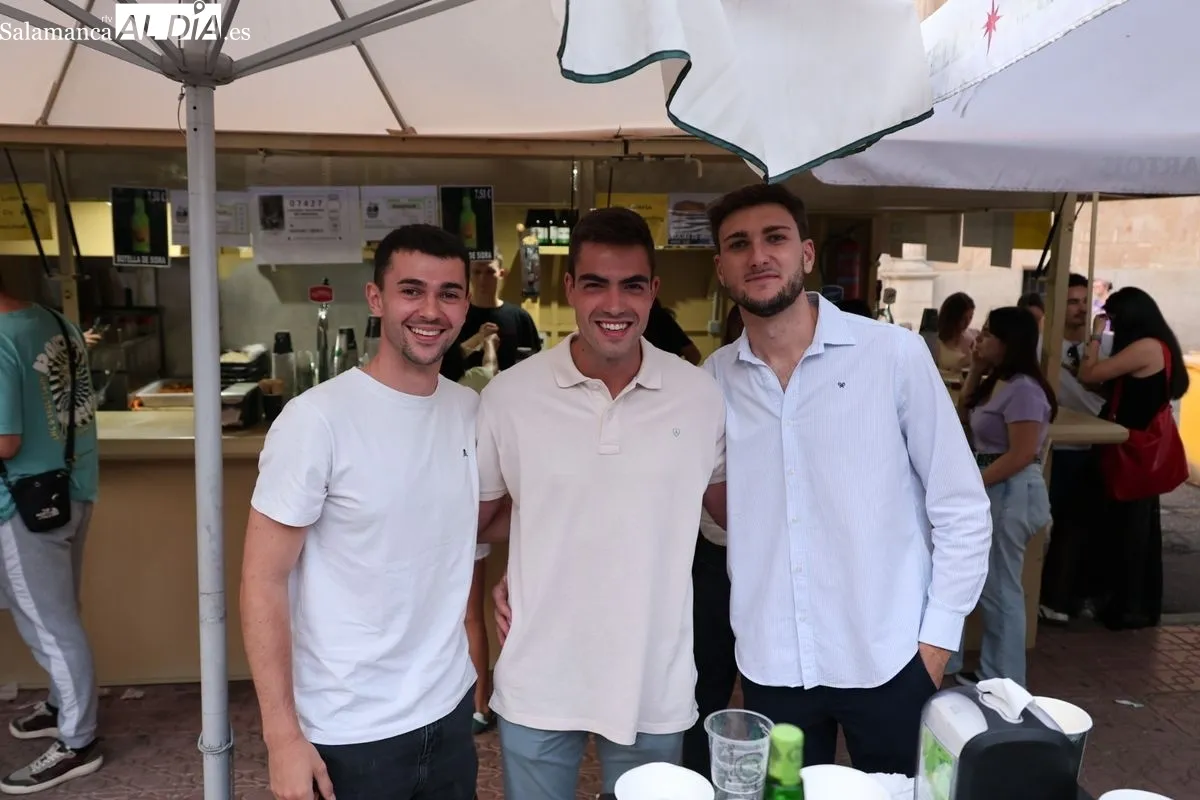 Gran ambiente en las casetas de Los Bandos en la primera tarde de la Feria de Día | FOTOS: David Sañudo 