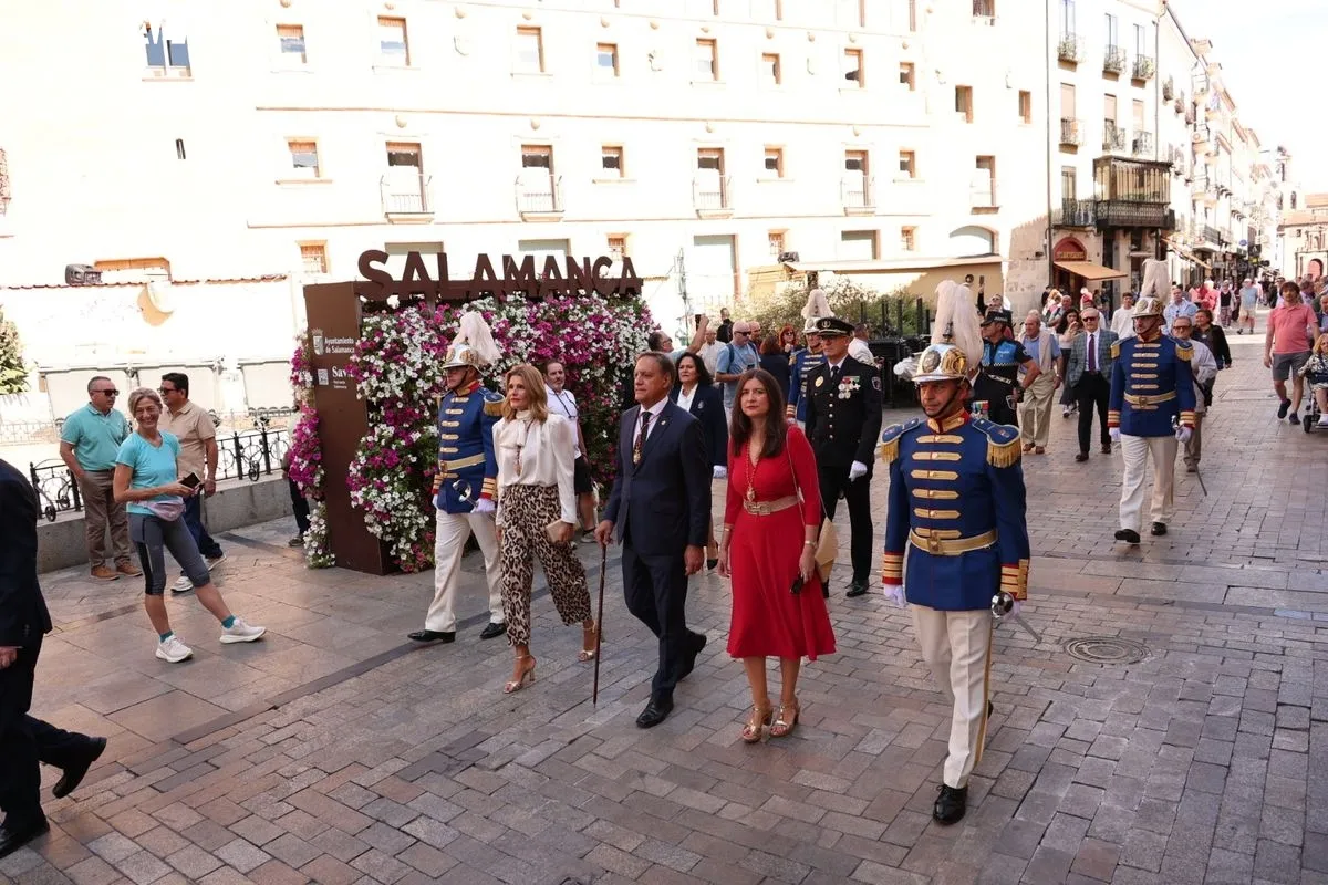 La Corporación Municipal cumplen con la tradición de la Virgen de la Vega | FOTOS: David Sañudo