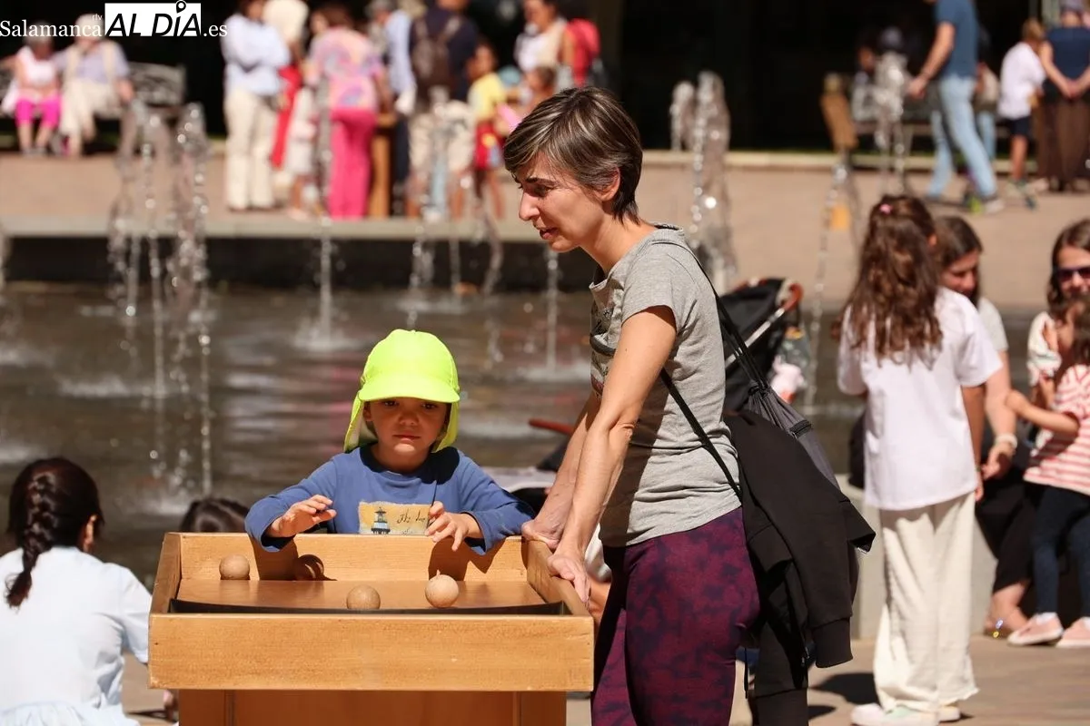 Niños y mayores disfrutan del Festival de Artes de Calle en la Alamedilla | FOTOS: David Sañudo
