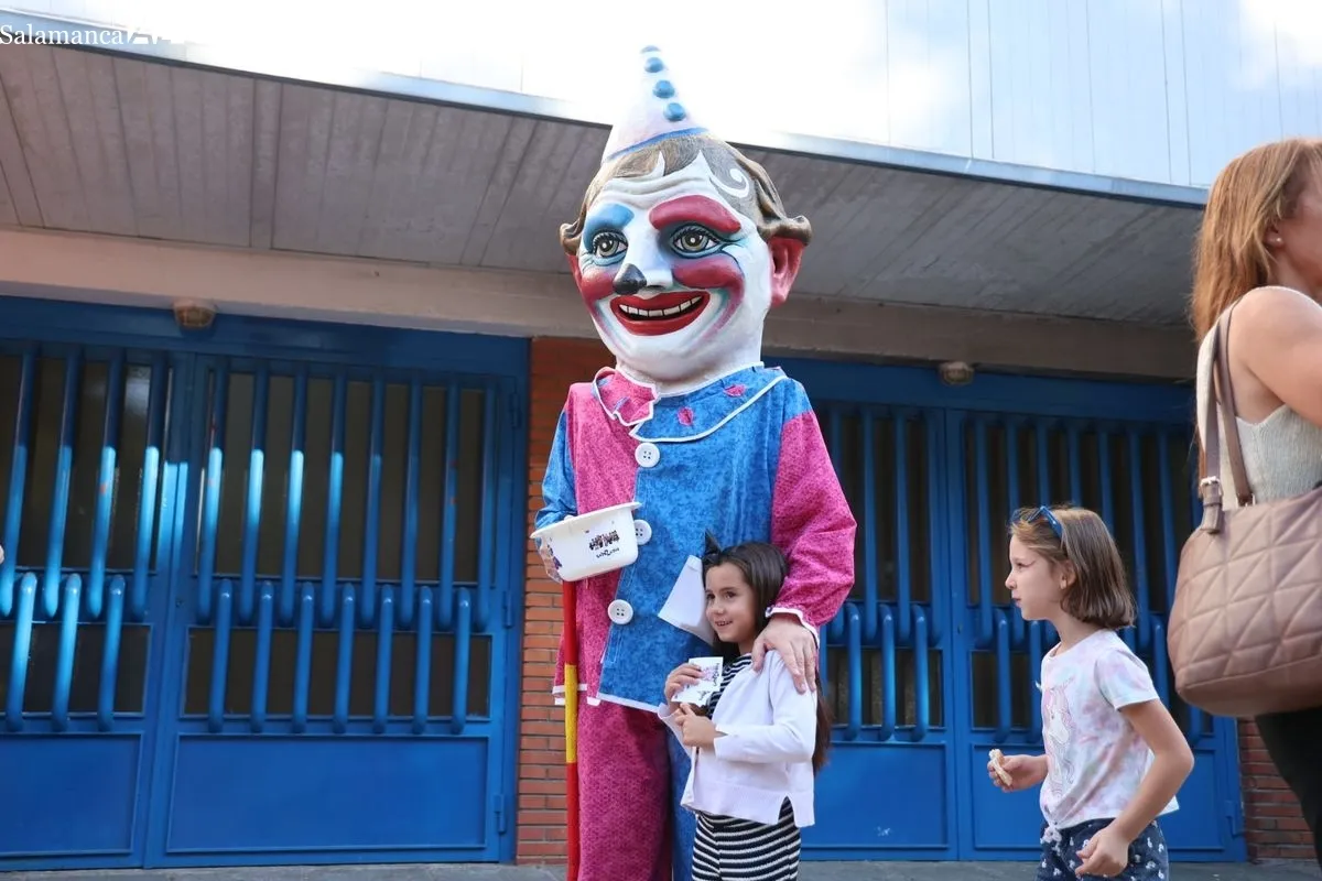 Ilusión y diversión en el tradicional desfile de gigantes y cabezudos de Salamanca | FOTOS: David Sañudo