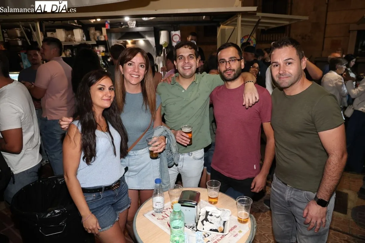 Salmantinos y visitantes abarrotan las casetas de la Plaza de los Bandos | FOTOS: David Sañudo