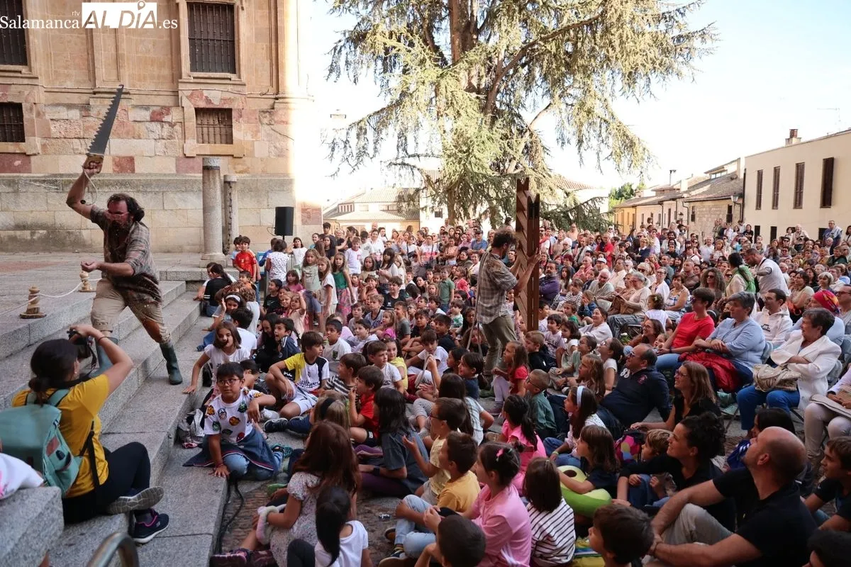 El arte circense de 'Tot Bé' conquista el Patio Chico de Salamanca | FOTOS: David Sañudo