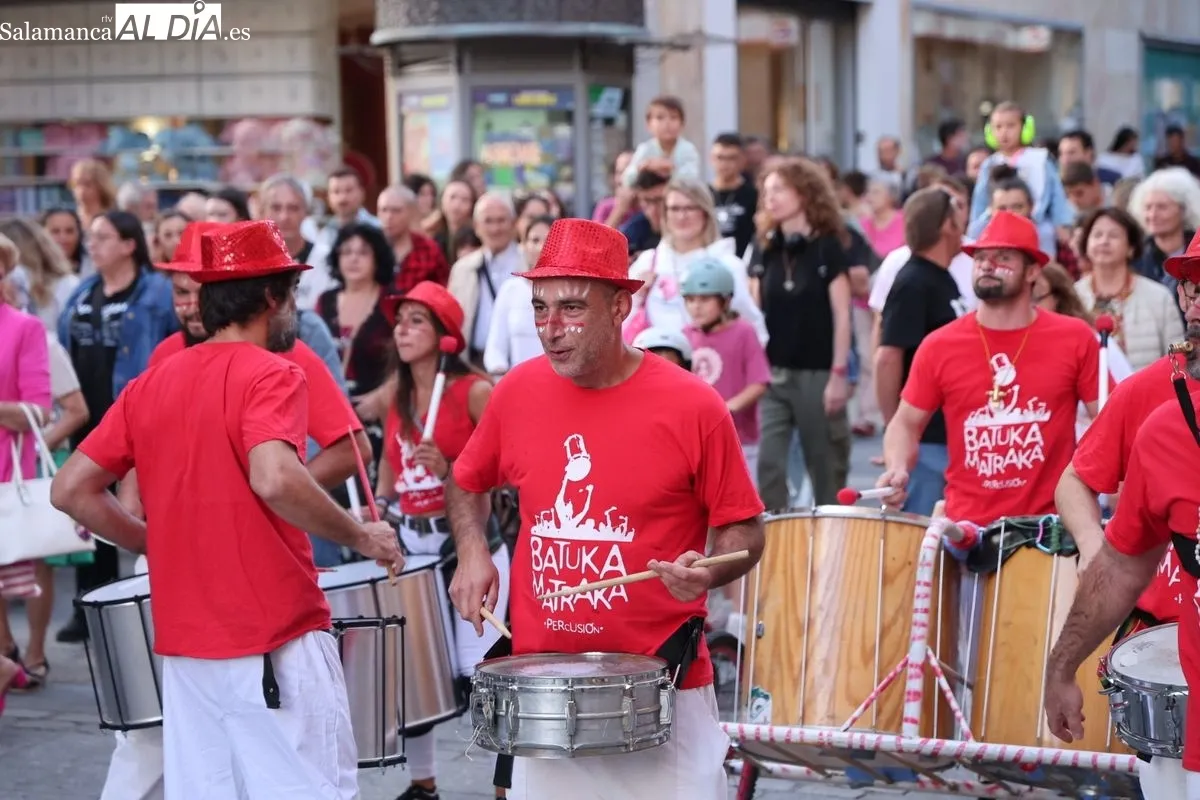 Batukamatraka protagoniza un pasacalles por el centro de Salamanca | FOTOS: David Sañudo  