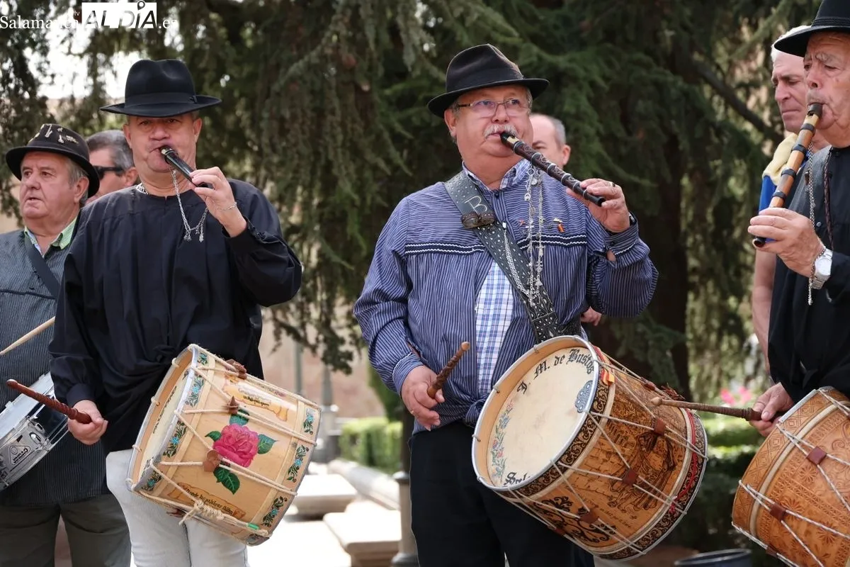 El sonido del tamboril inunda los barrios de Salamanca en la víspera de su gran día | FOTOS: David Sañudo